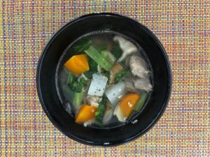 鶏肉と根菜の塩麹スープ